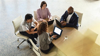 Une personne utilise un ordinateur portable à l'intérieur d'une voiture.