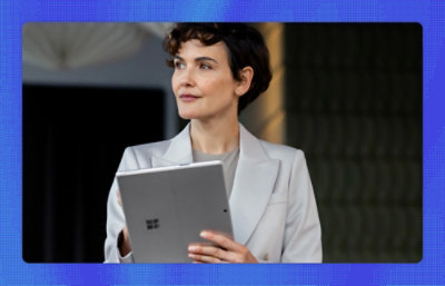 Eine Person, die ein Tablet hält.