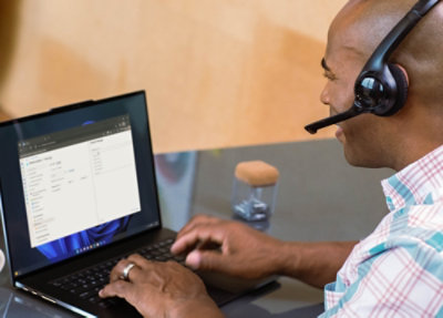 ノート PC で作業している男性。