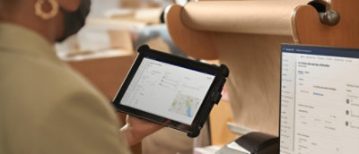 Een persoon die een tablet vasthoudt.