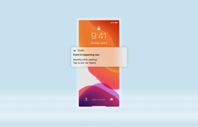 Egy okostelefon élénk háttérképpel, a képernyőjén egy éppen folyamatban lévő üzeneteseménnyel.