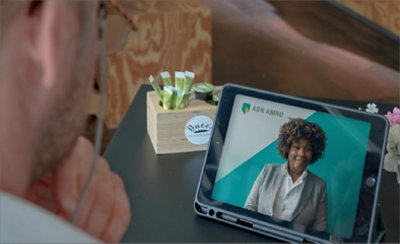 一名客户正在平板电脑上观看 ABN AMRO 员工的视频。