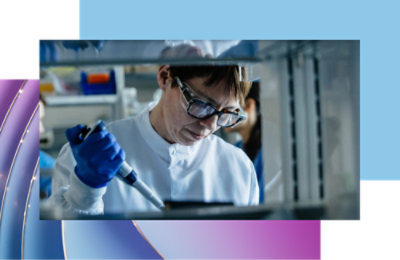 피펫을 들고 흰색 실험복에 파란 장갑을 착용한 사람