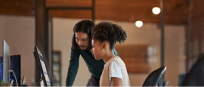 Kaks inimest vaatavad arvutiekraani