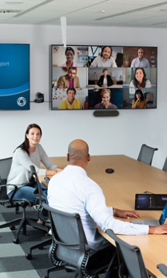 Un grupo de personas participando en una videoconferencia.