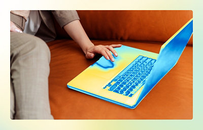 Ruka oslonjena na tastaturu laptopa.