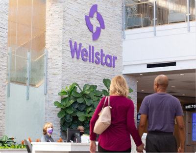 Wellstar’da resepsiyonun önünde yürüyen iki kişi