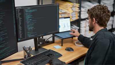 Une personne travaillant sur son appareil de bureau dans un environnement de bureau ouvert