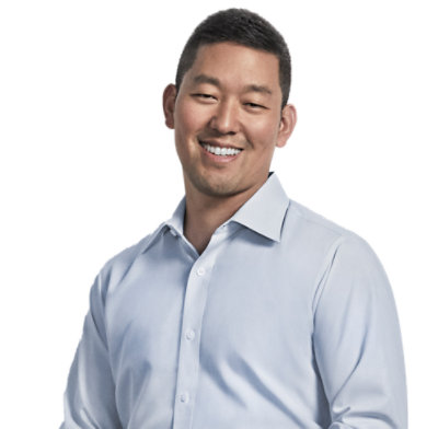 ผู้ชายกำลังยิ้ม