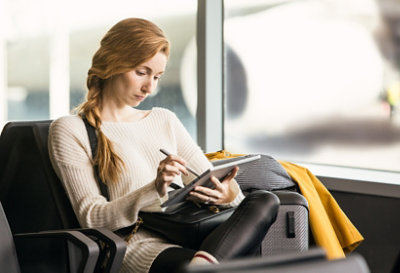 Personne assise dans un fauteuil et affichant un diagramme Visio sur une tablette. 