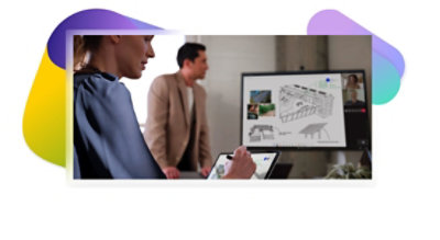 Deux personnes dans une salle de conférence pendant un appel vidéo Teams et analysant des dessins architecturaux.