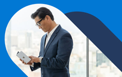 Egy öltönyös, nyakkendős álló személy, aki bemutatót tart