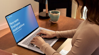 Une personne travaillant sur un ordinateur portable