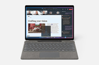 Surface 设备正面屏幕，展示强大的连接性。