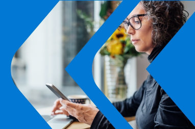 Человек использует мобильный телефон.