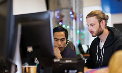 Duas pessoas estão a procurar no PC.