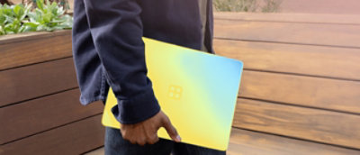 Osoba drži laptop.