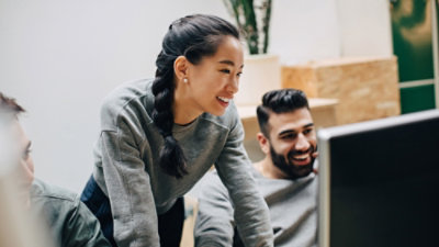 Femme et homme regardent un ordinateur de bureau