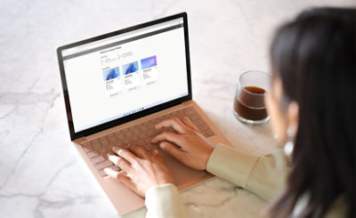 Een persoon die op een laptop typt waarop Windows 365 wordt weergegeven