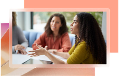 Sieviete sarunājas ar vīrieti.