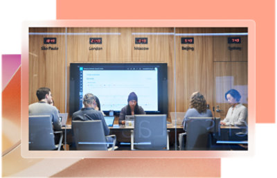 Група людей сидить за столом, видно текст London.