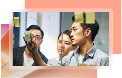 Grupa ljudi gleda u staklenu tablu.