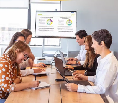 En gruppe personer sidder omkring et bord