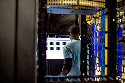 Personne regardant dans le moniteur dans la salle du serveur