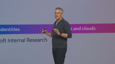 Muž, který stojí a prezentuje