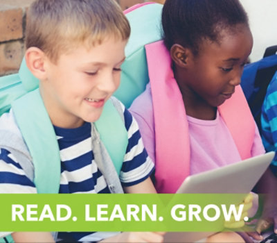 Zwei Kinder mit Rucksäcken sitzen nebeneinander und benutzen ein Tablet. Die Worte "READ. LEARN. GROW.“ werden am unteren Rand angezeigt.