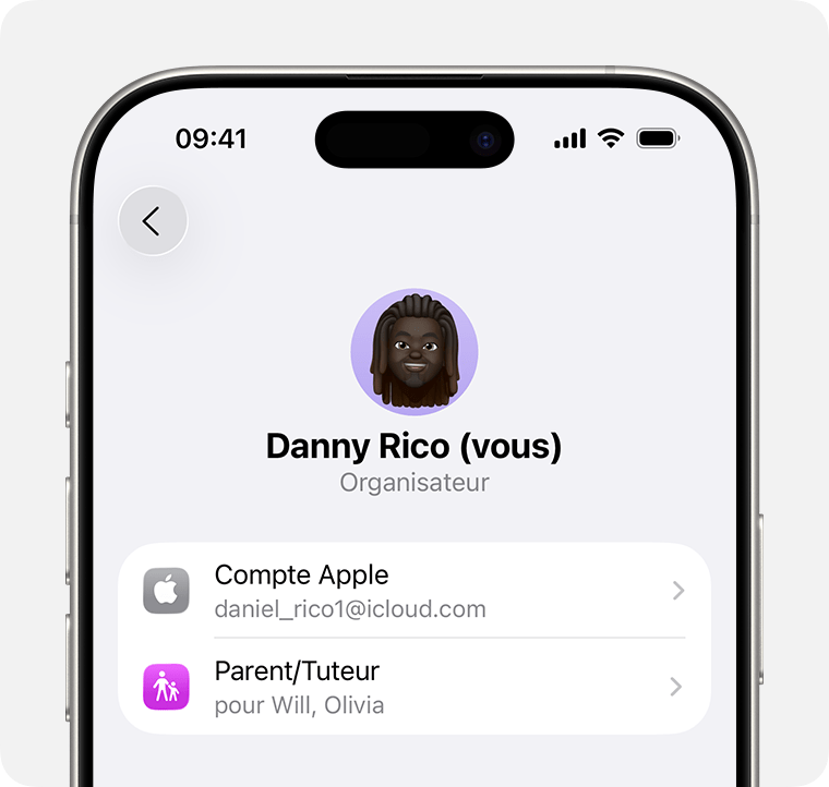 Écran d’iPhone montrant le compte Apple d’un responsable familial.