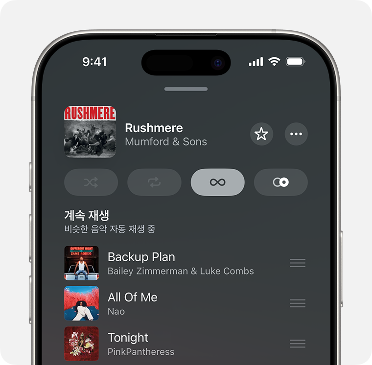 자동 재생 대기열이 표시된 iPhone. 자동 재생 버튼이 켜져 있고 임의 재생 버튼과 반복 버튼이 회색으로 표시되어 있음.