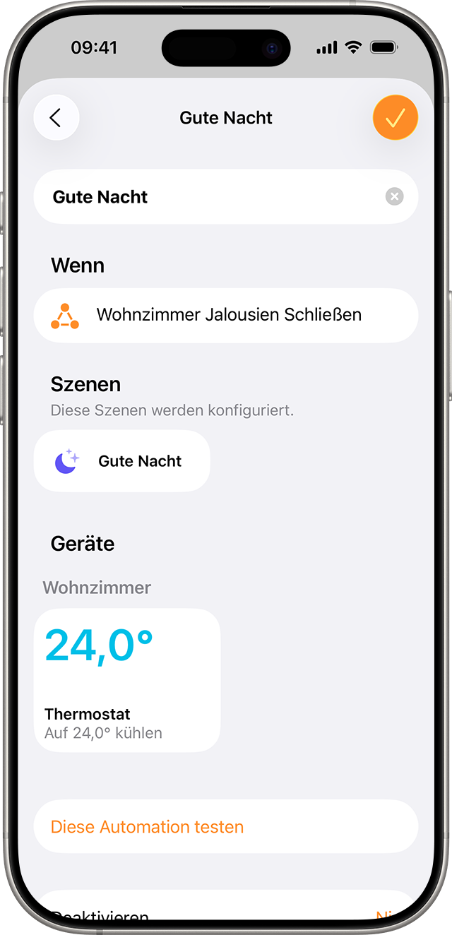 Die Szene „Gute Nacht“ beginnt, wenn sich die Jalousien im Wohnzimmer schließen.