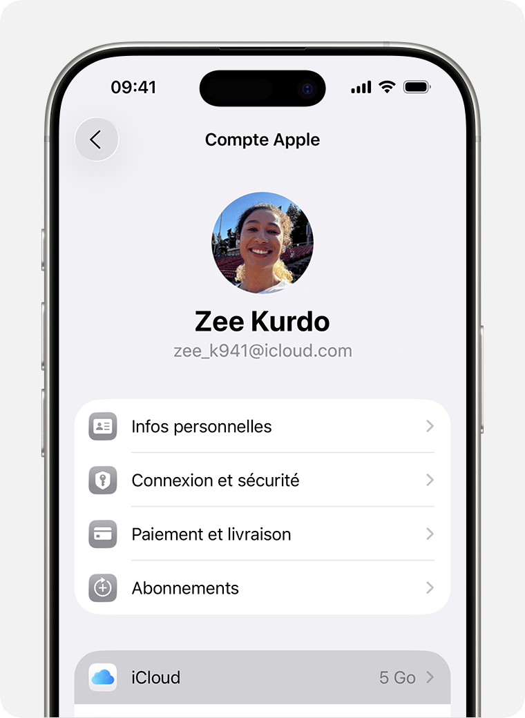 Un écran d’iPhone affichant iCloud comme option sélectionnée dans Réglages.