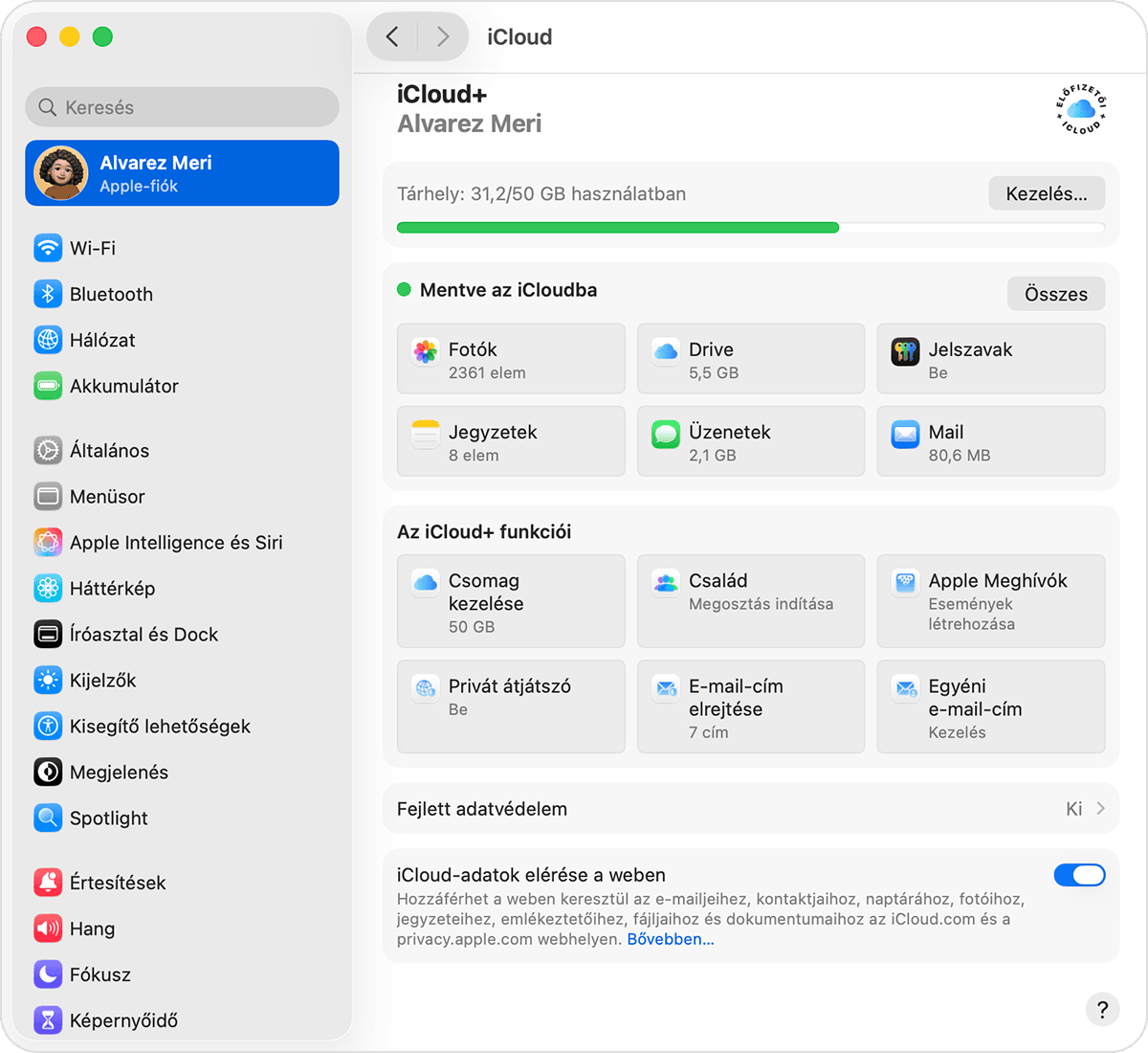A Mac iCloud-beállításaiban a felhasznált tárhely a menü tetején található. Alatta látható a Mentve az iCloudra szakasz, ahol kiválaszthatja az iCloudba adatokat mentő Fotók, Drive, Jelszavak és egyéb alkalmazásokat.