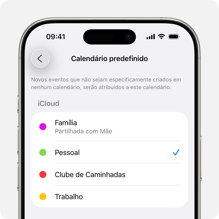 Um ecrã do iPhone a mostrar o menu Calendário predefinido. Pessoal é selecionado como Calendário predefinido.