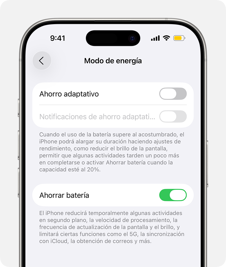 Pantalla de batería de un iPhone donde se muestra la opción Ahorrar batería activada y un ícono de batería amarillo en la barra de estado.