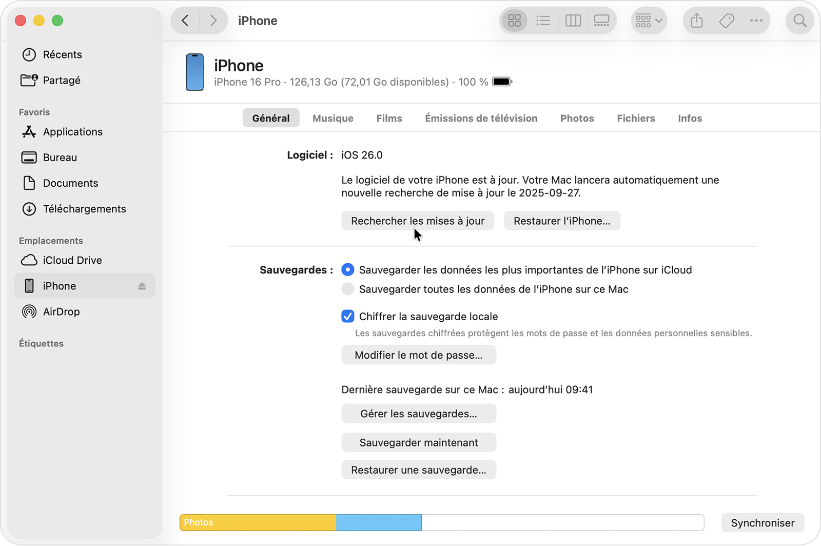 Curseur survolant le bouton « Vérifier les mises à jour » dans le Finder.