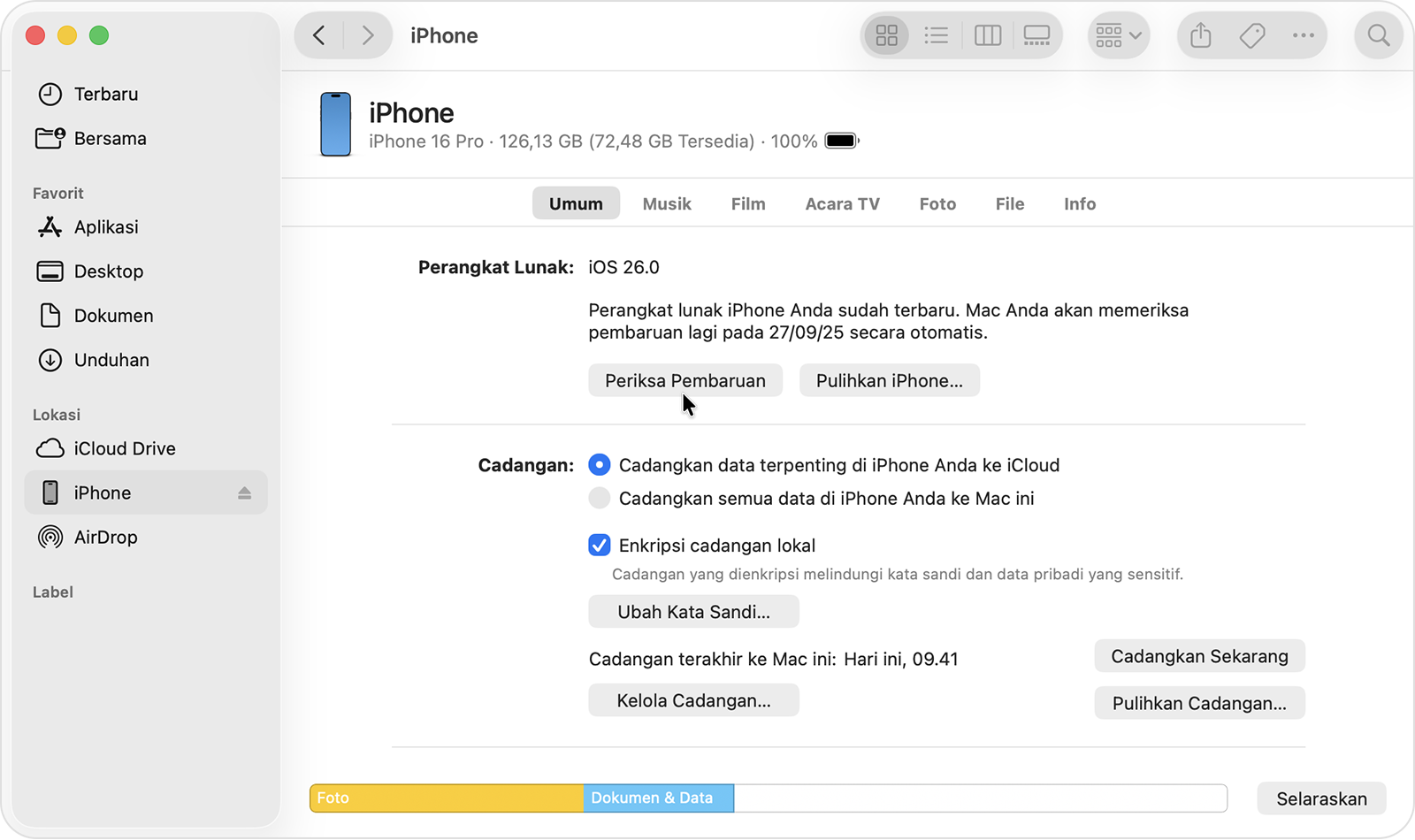 Kursor yang diarahkan ke atas tombol “Periksa Pembaruan” di Finder.