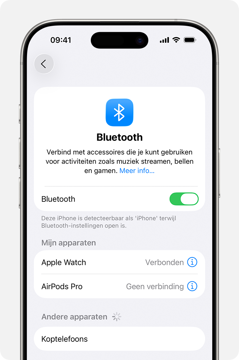 iPhone met Bluetooth-instellingen, met Bluetooth ingeschakeld en onder 'Mijn apparaten' de verbonden en niet-verbonden apparaten.