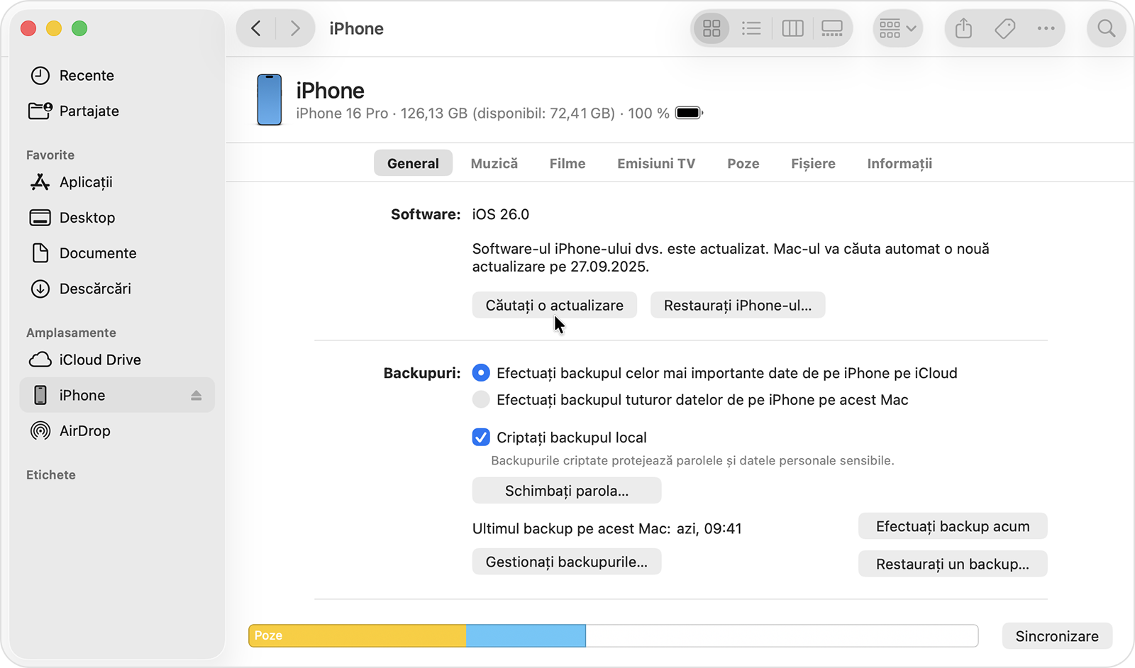 Cursor ținut deasupra butonului Căutați o actualizare din Finder în timpul actualizării unui iPhone conectat la un Mac.