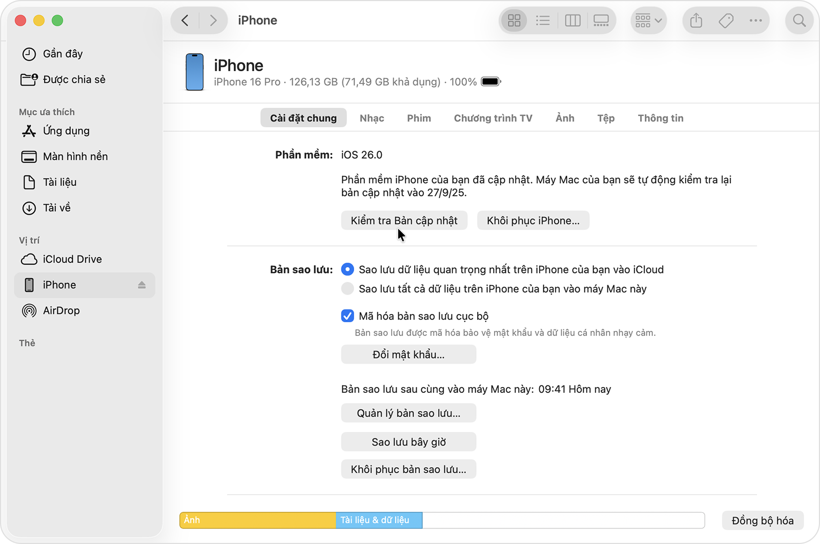 Con trỏ di qua nút "Kiểm tra bản cập nhật" trong Finder.