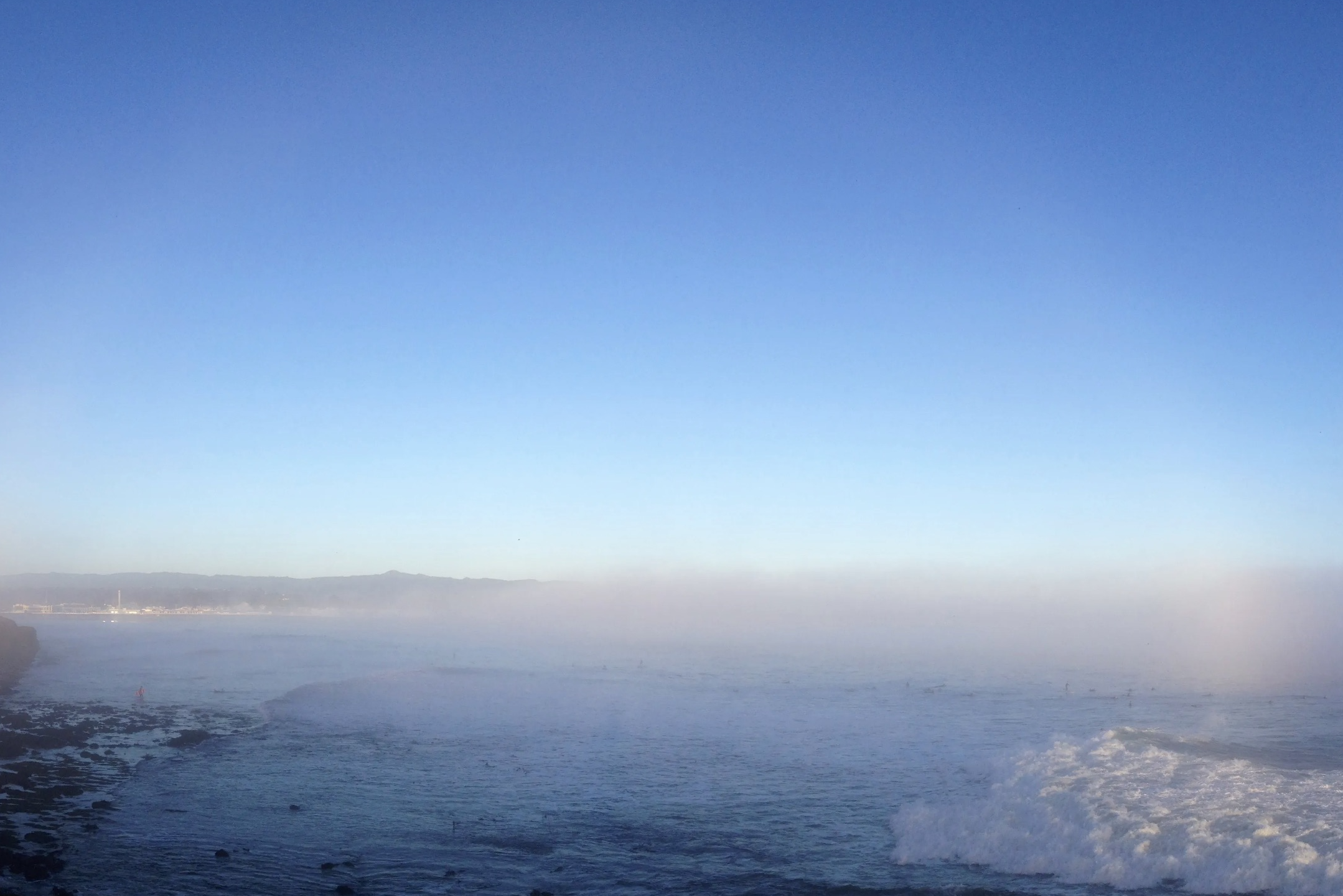 Ejemplo de un arcoíris de nubes, tomado a última hora de una tarde de invierno en Santa Cruz, California.