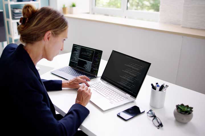 wide_woman-laptops_adobestock_618822055.jpg