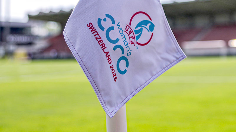 © IMAGO/Newspix/Lukasz Grochala Eckfahne mit Logo der UEFA Frauen EURO 2025