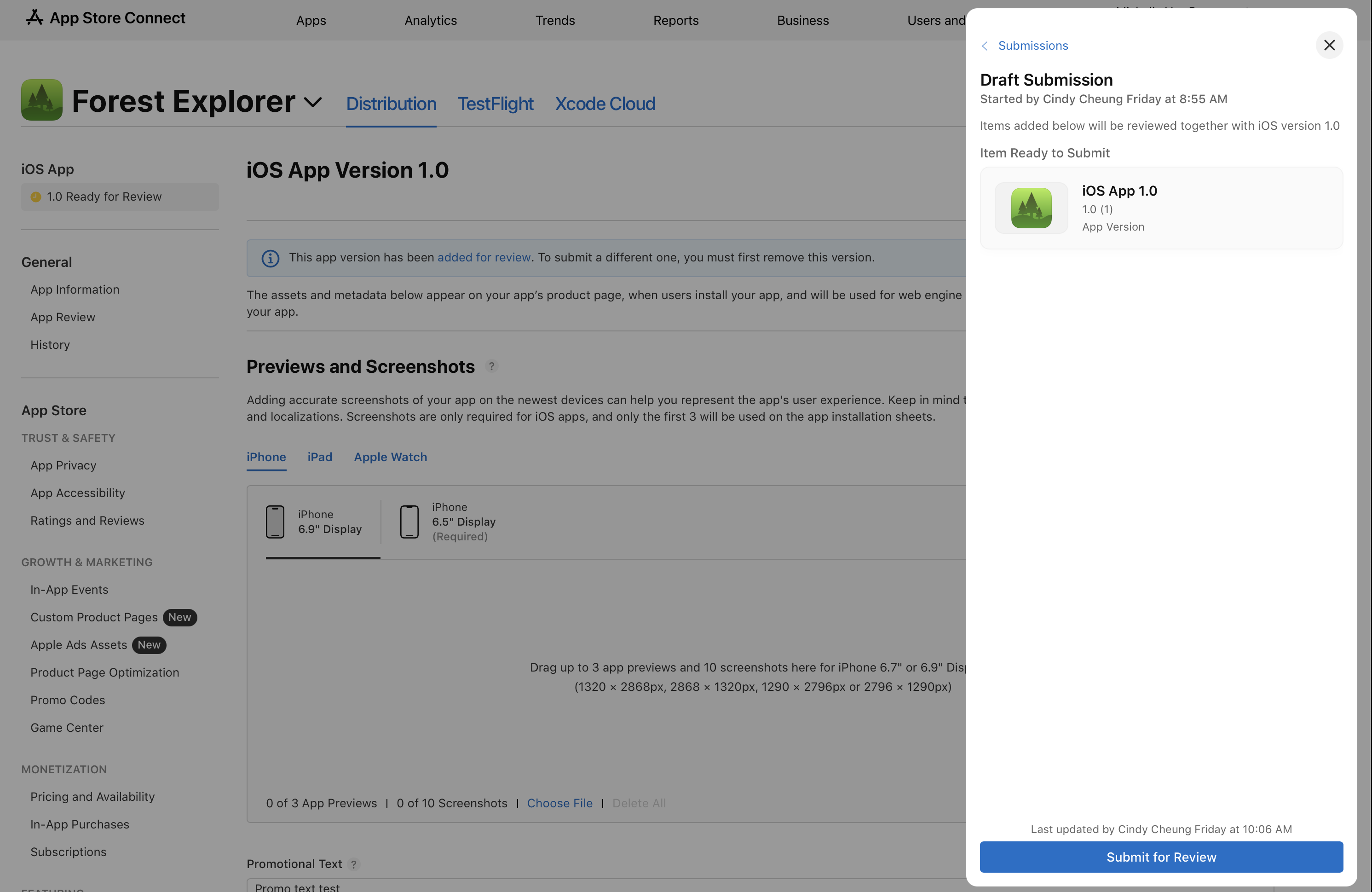 截屏为 App 版本详情页。在右侧的“提交草稿”弹出窗口中,“准备提交项目”部分列出了一个 App 版本。下方是“提交以供审核”按钮。