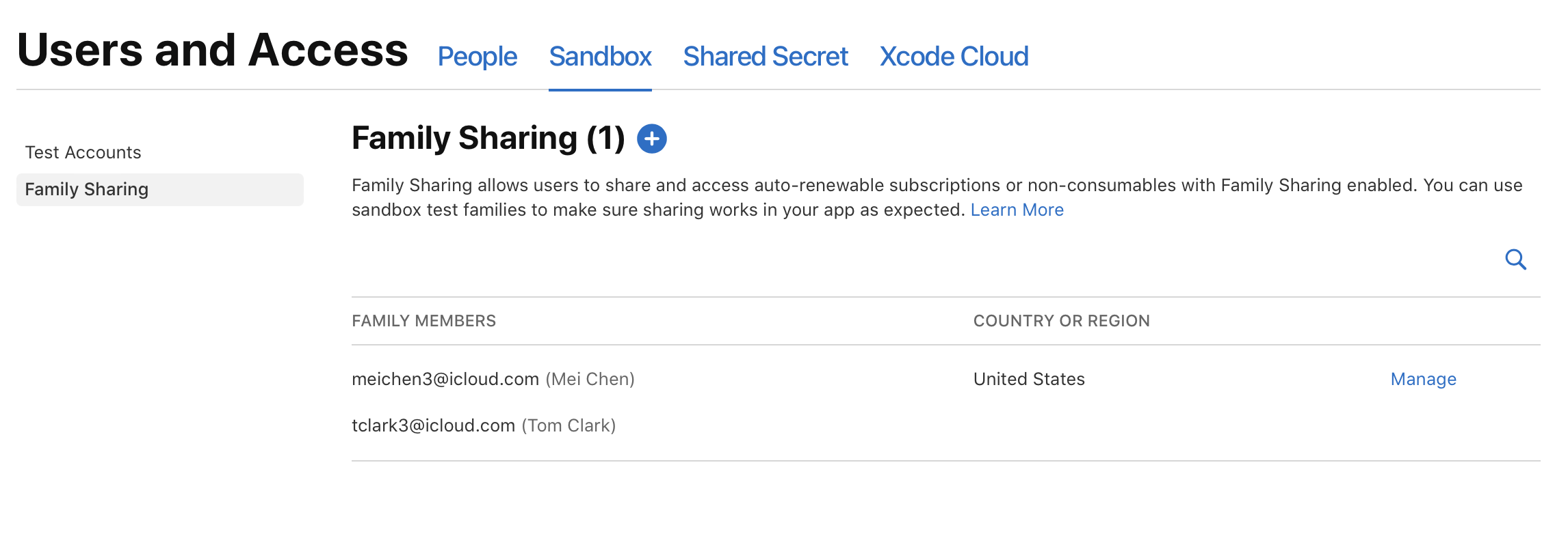 截屏为“家人共享”页面,列出了家庭成员,其中第一位成员旁边显示了“管理”按钮。