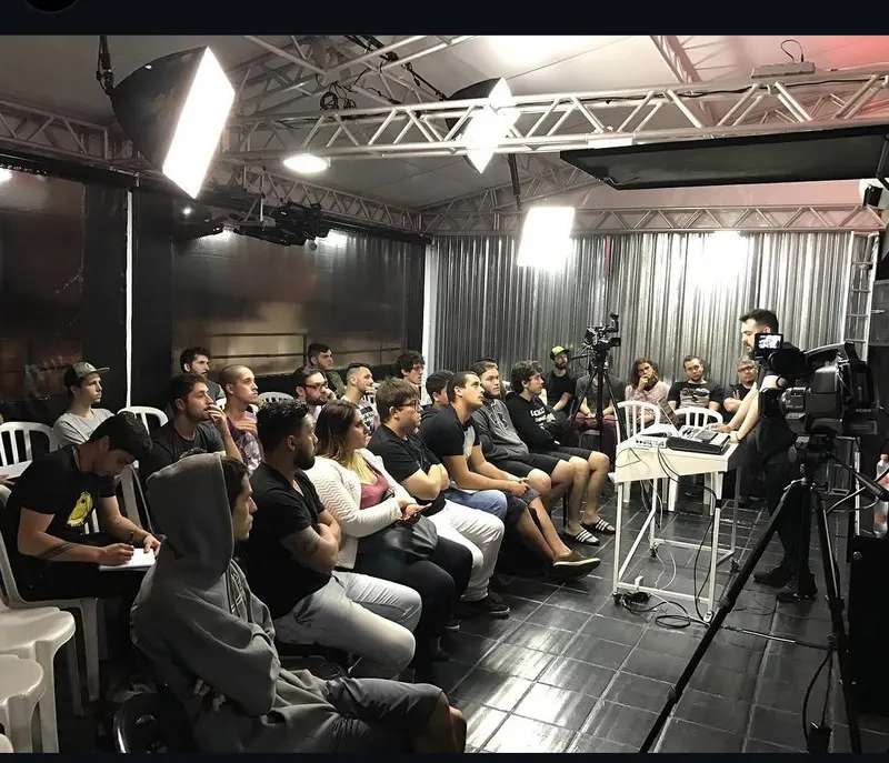 Palestra e transmissão no estúdio durante ação do Doe Dance