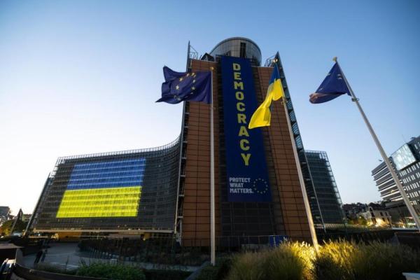 Berlyamont building with Ukraine flag on its side