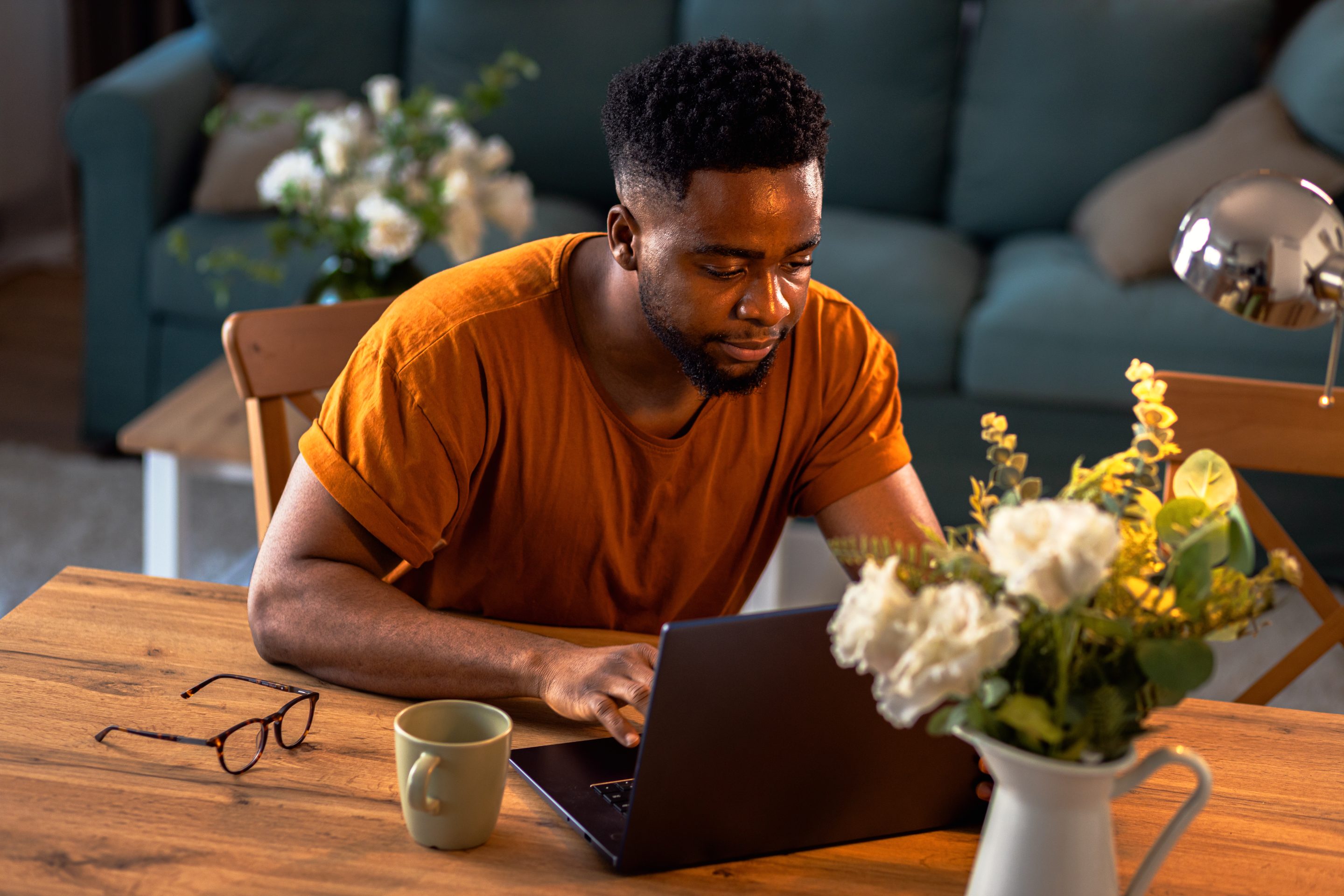 How to choose the right online broker: 10 factors to compare first